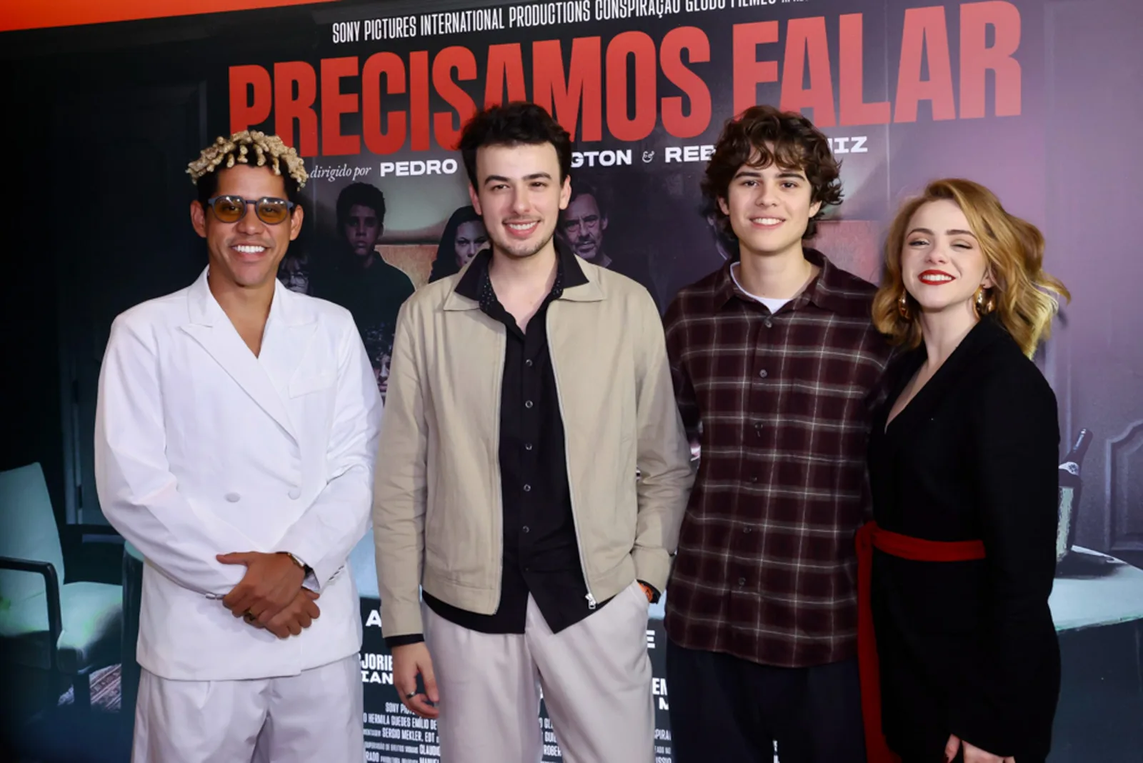 Elenco de Precisamos Falar debate internet, limites e escolhas dos adolescentes