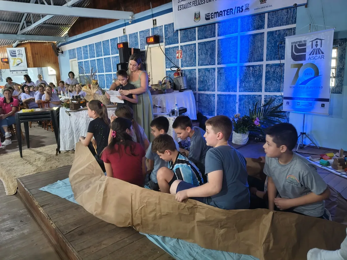 Peça sobre afeto reúne alunos e idosos em encontro comunitário