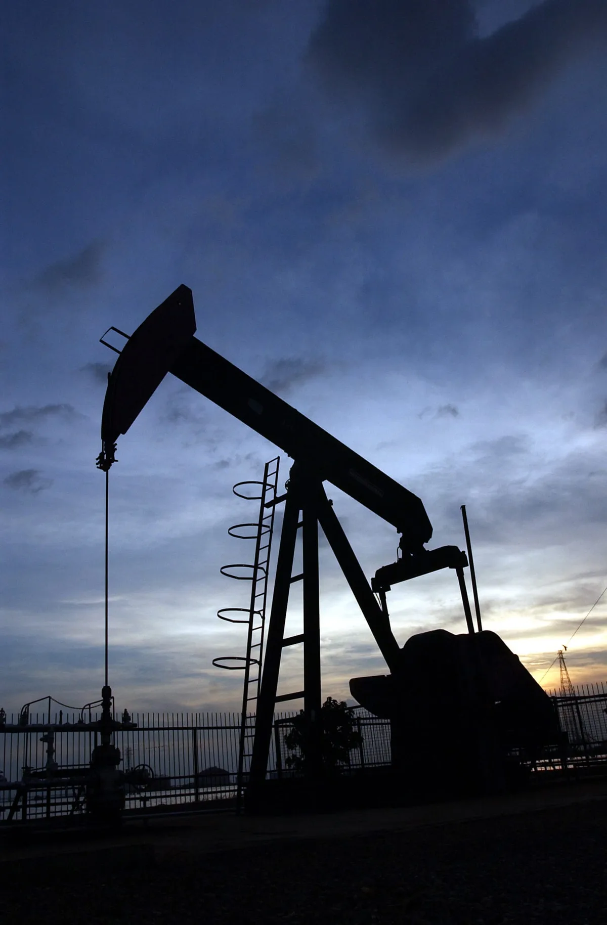 Petróleo Brent supera US$ 100 em meio à escalada de tensões no Oriente Médio