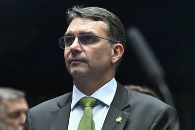 Ex-assessora de Flávio é denunciada por lavagem de dinheiro ligada à milícia