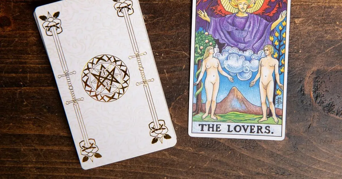 Os Enamorados no Tarot representam escolhas além dos relacionamentos