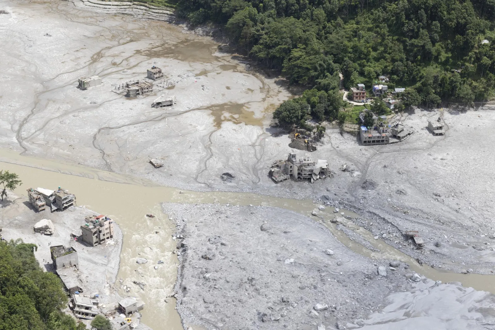 Dois trabalhadores sobrevivem nove dias presos em túnel de usina no Nepal