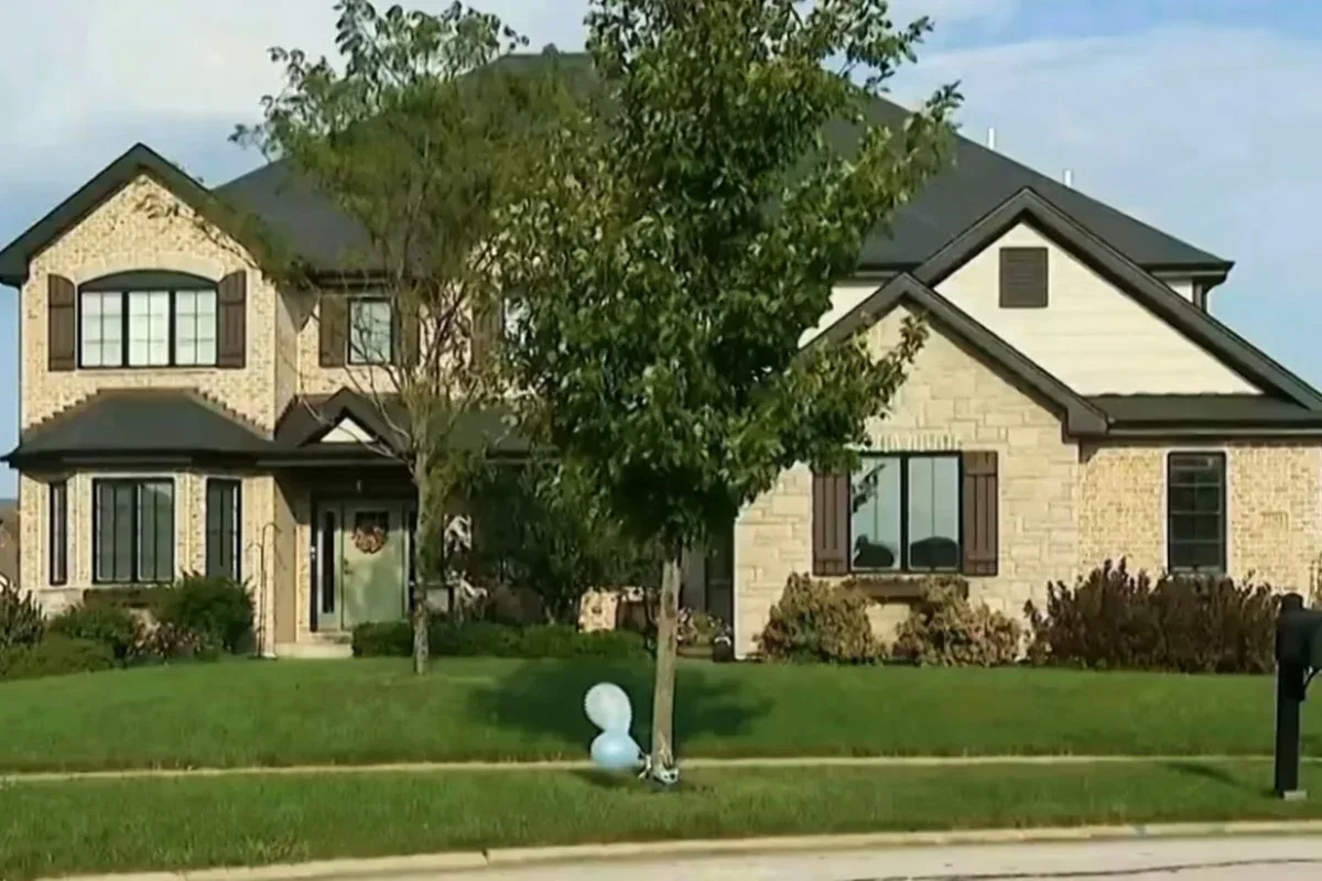 Mulher é presa em Illinois após morte do filho de 2 anos