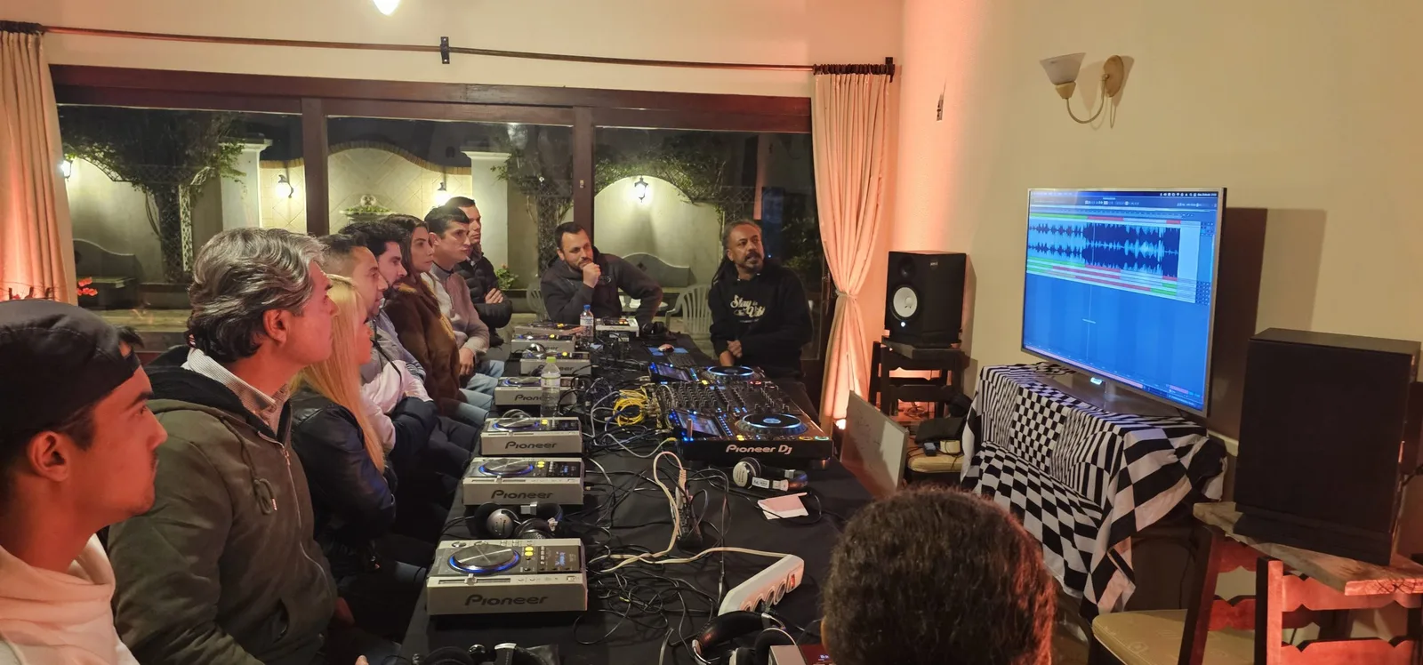 Evento gratuito reúne formandos de curso de DJ em Santa Cruz do Sul