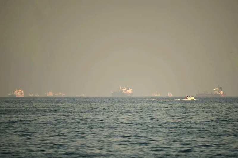 Petroleiro é atingido por projétil no Estreito de Ormuz, diz agência marítima