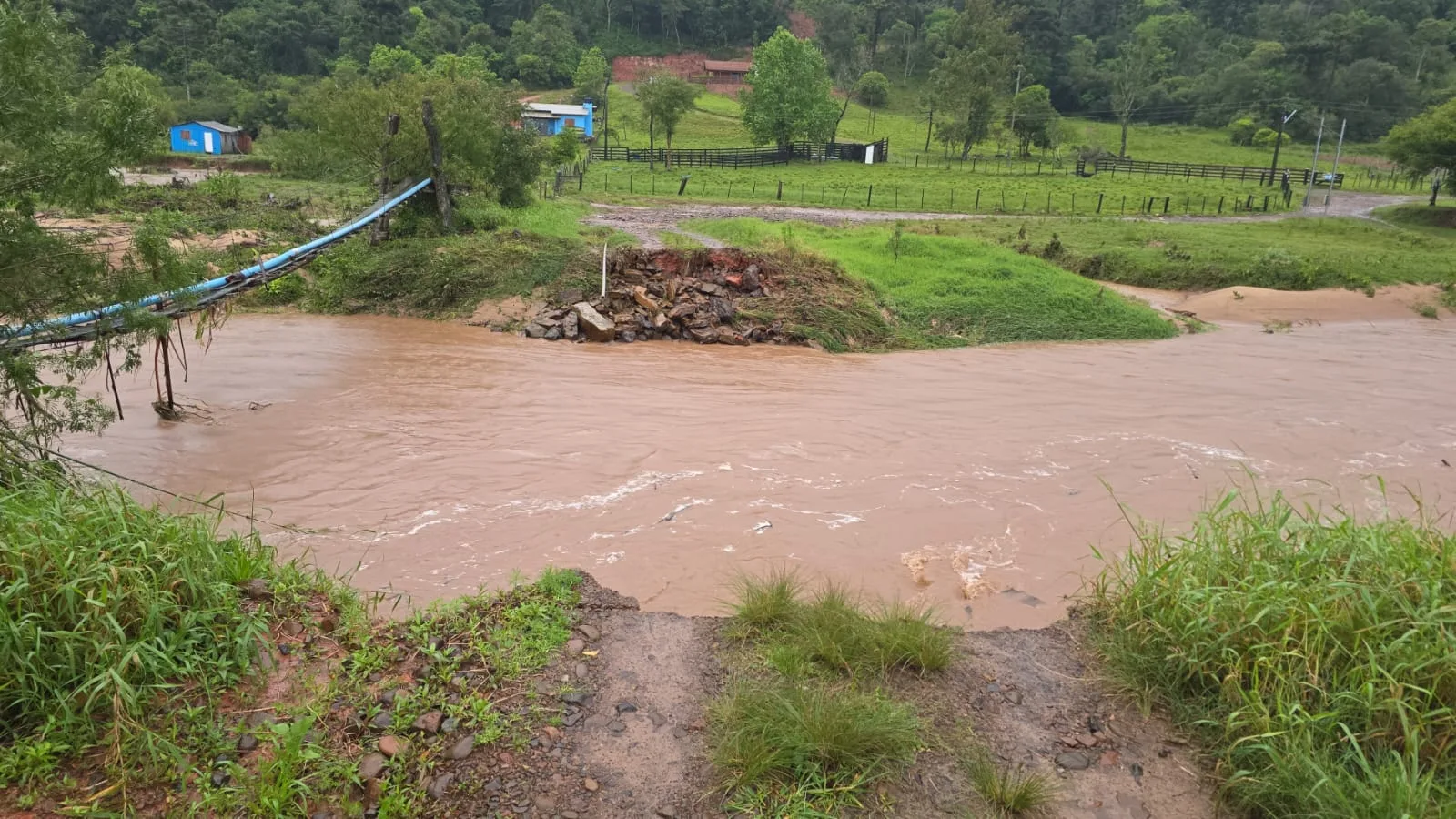 Chuva eleva níveis de córregos e cancela aulas em escolas de Candelária