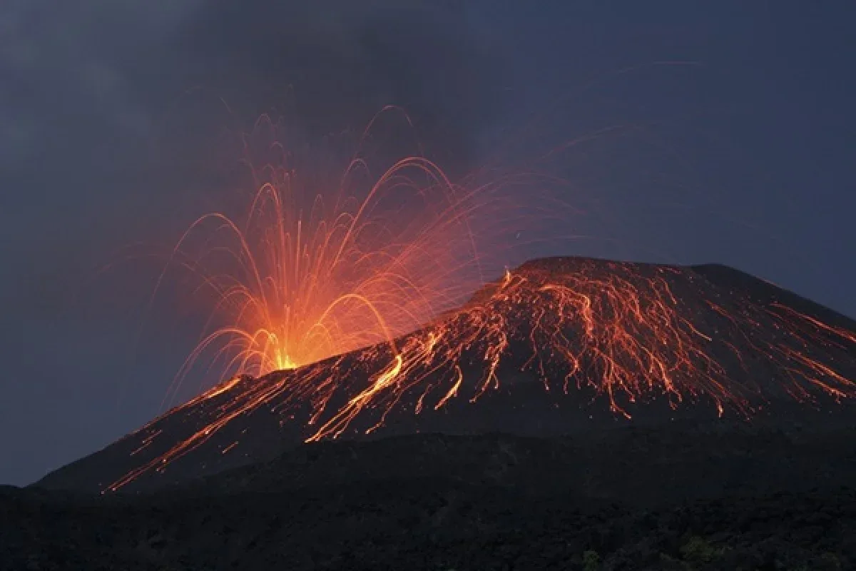 Cinzas do Anak Krakatau levam à suspensão de 209 voos na Indonésia