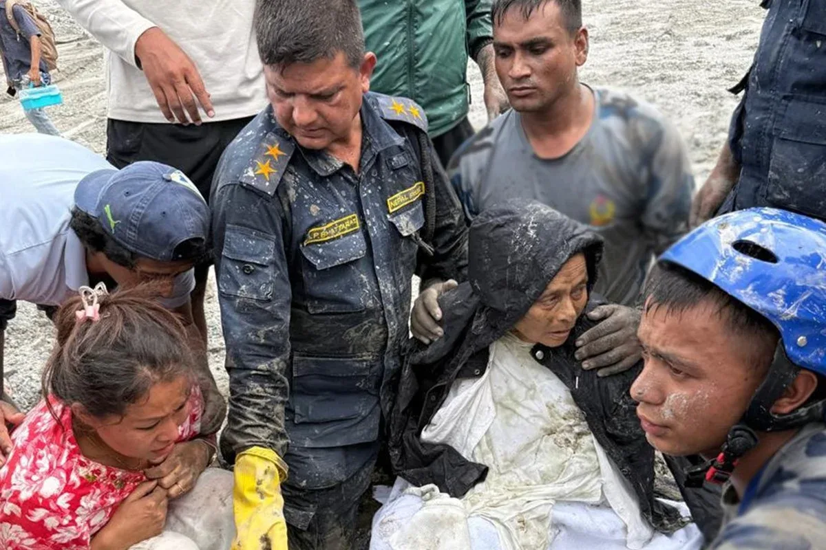 Dois sobreviventes são encontrados no Nepal 10 dias após deslizamentos