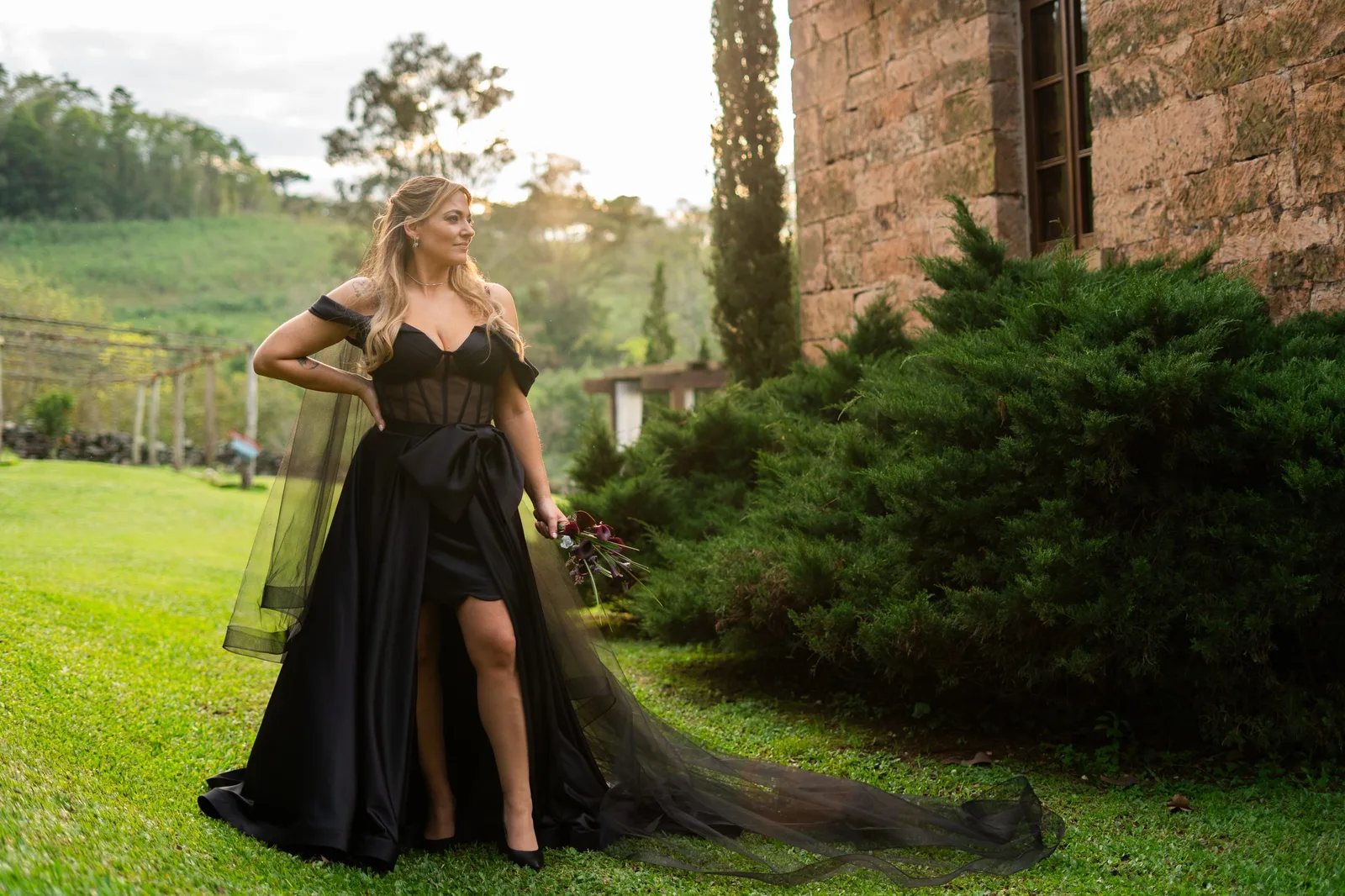 Vestido preto marca casamento de fotógrafa e escolha pela própria identidade