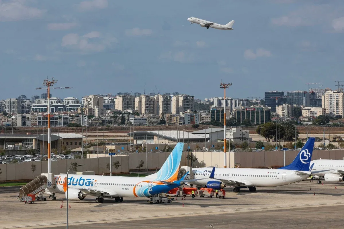 Dois pilotos entre os passageiros assumem voo após conflito na cabine