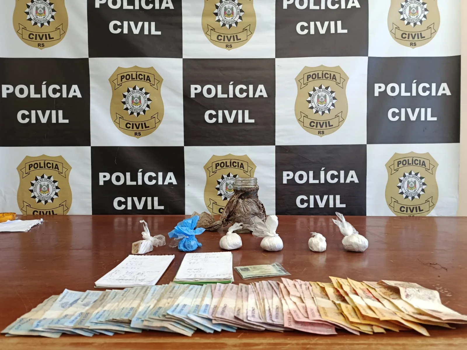 Investigação leva à apreensão de cocaína e crack em área rural