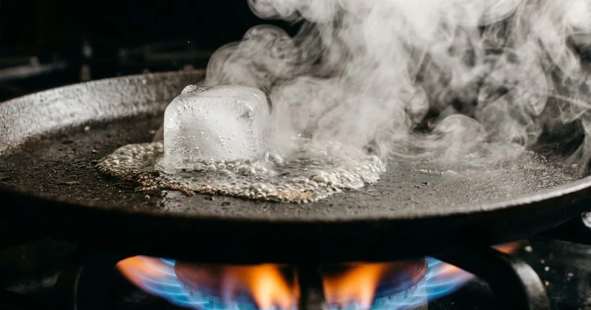 Gelo em panela quente pode soltar resíduos e comprometer o utensílio