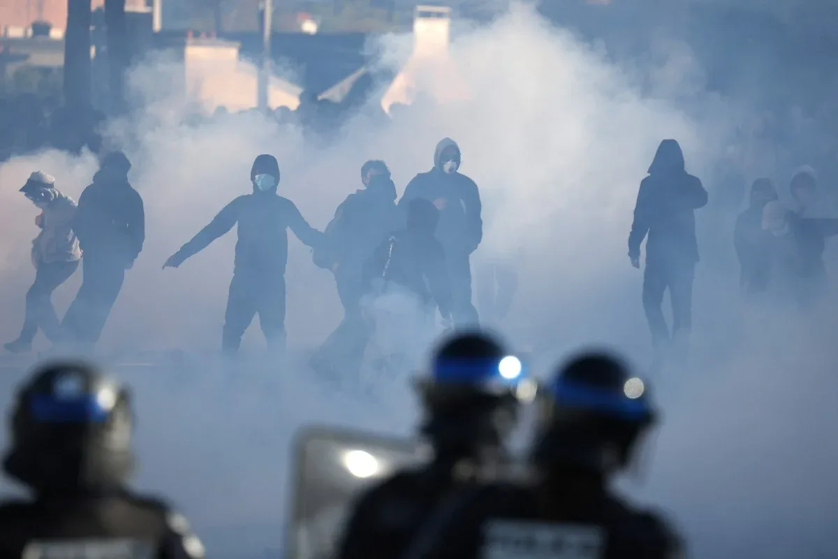 Quase 400 escolas francesas fecham durante onda de protestos estudantis