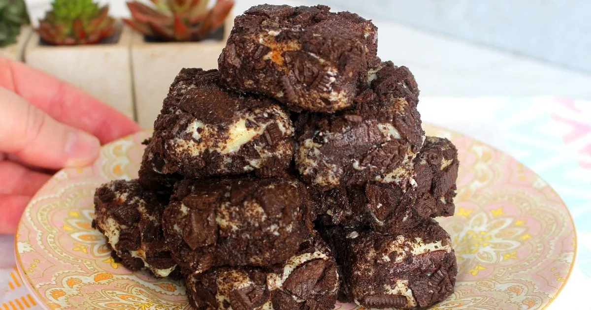 Palha italiana trufada combina creme de leite em pó e biscoito de chocolate