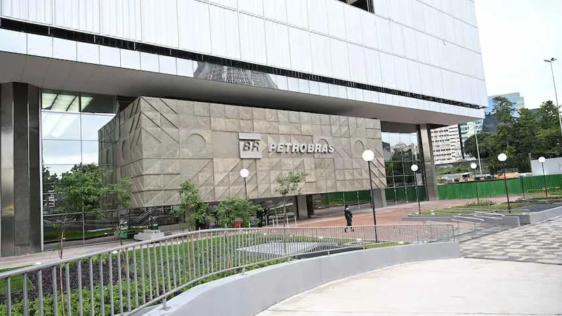 Itaú BBA projeta novos investimentos da Petrobras e alta potencial de 35%