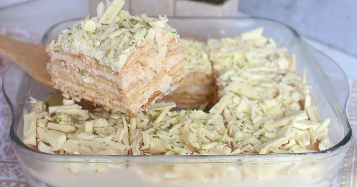 Pavê de limão leva camadas de biscoito, creme e chocolate branco