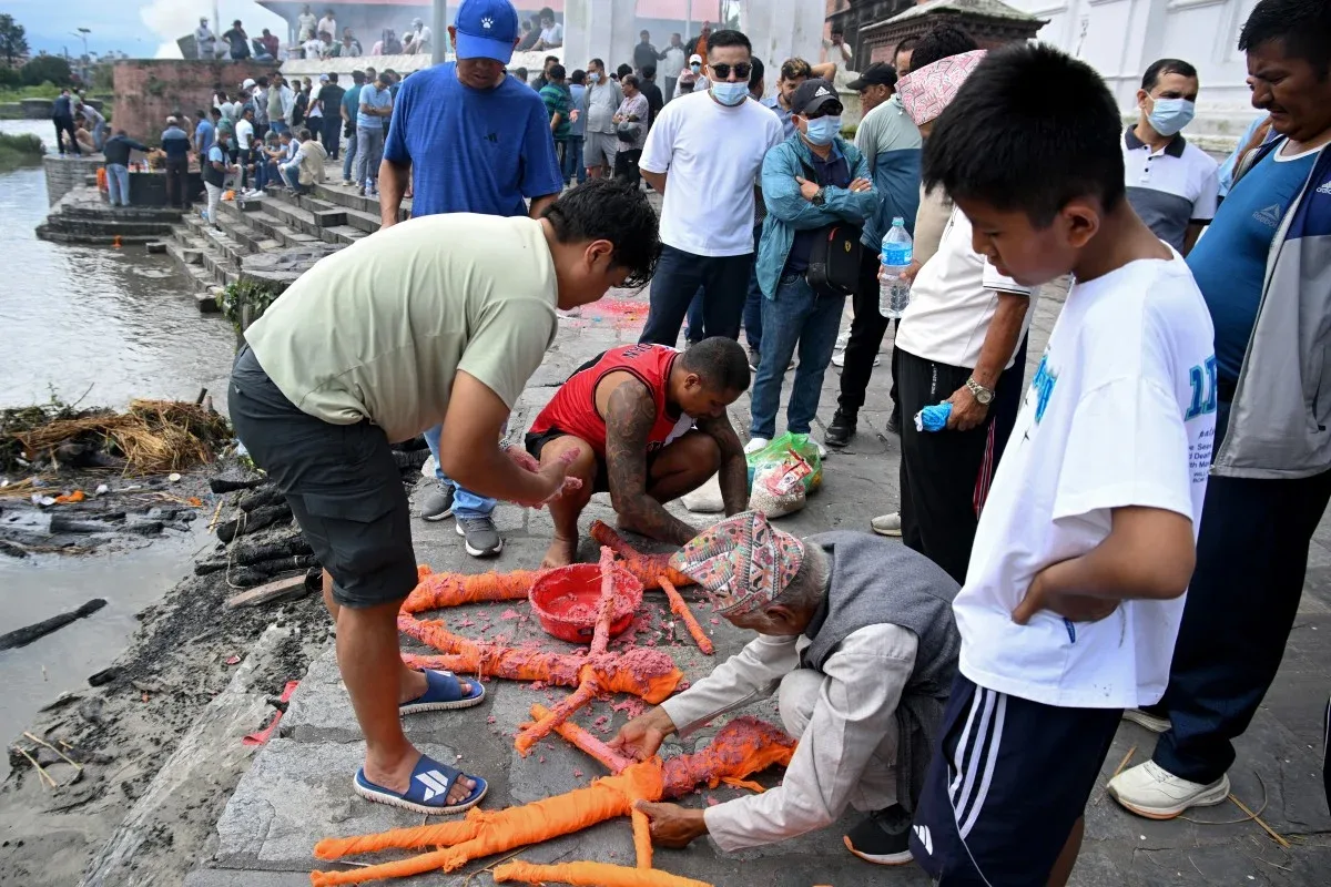Sobreviventes são retirados de túnel no Nepal após nove dias soterrados