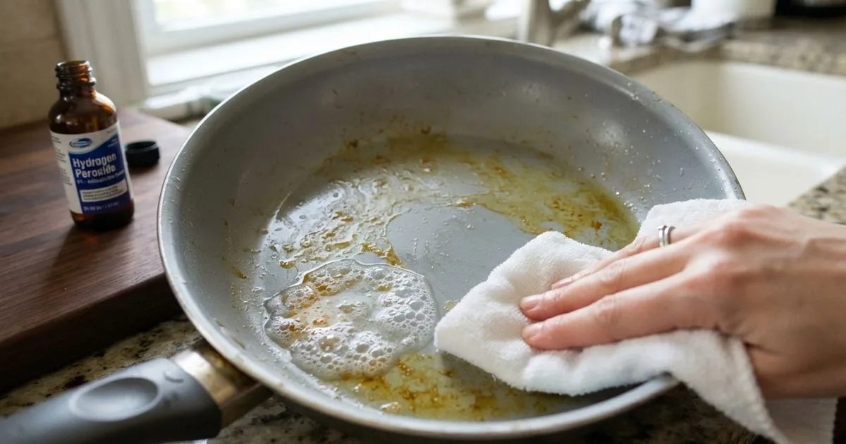 Água oxigenada pode ajudar a remover manchas de panelas de cerâmica