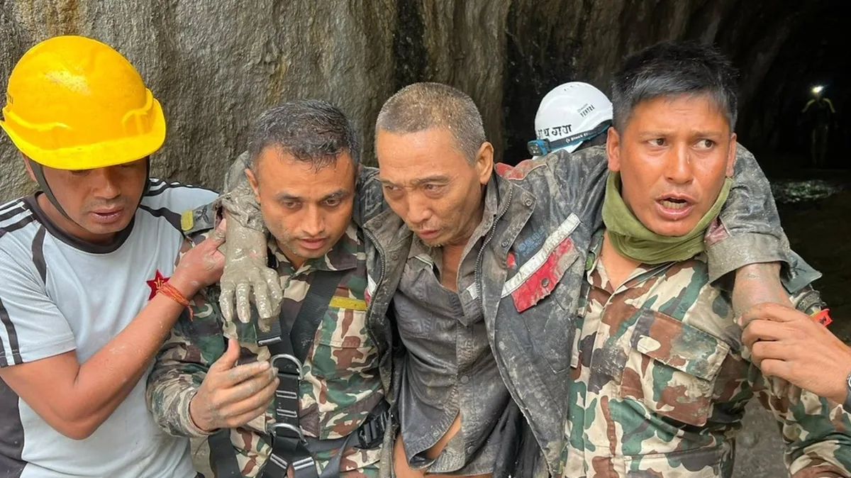 Resgates no Nepal ocorrem dez dias após enchentes na fronteira com a China