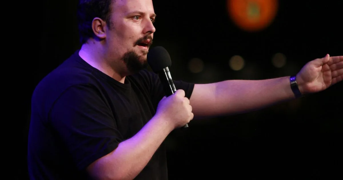 Espetáculo em São Paulo reúne nove comediantes em noite de stand-up