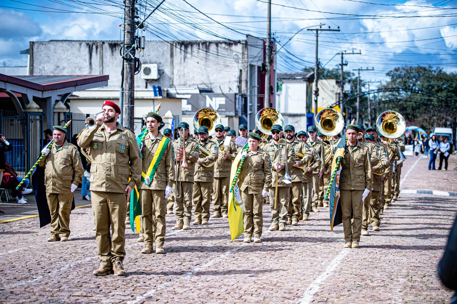 Banda criada pela Tubaron estreia em desfile cívico de Pantano Grande