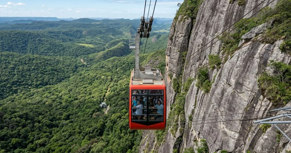 Teleférico leva à Gruta de Ubajara em meio a trilhas e cachoeiras no Ceará