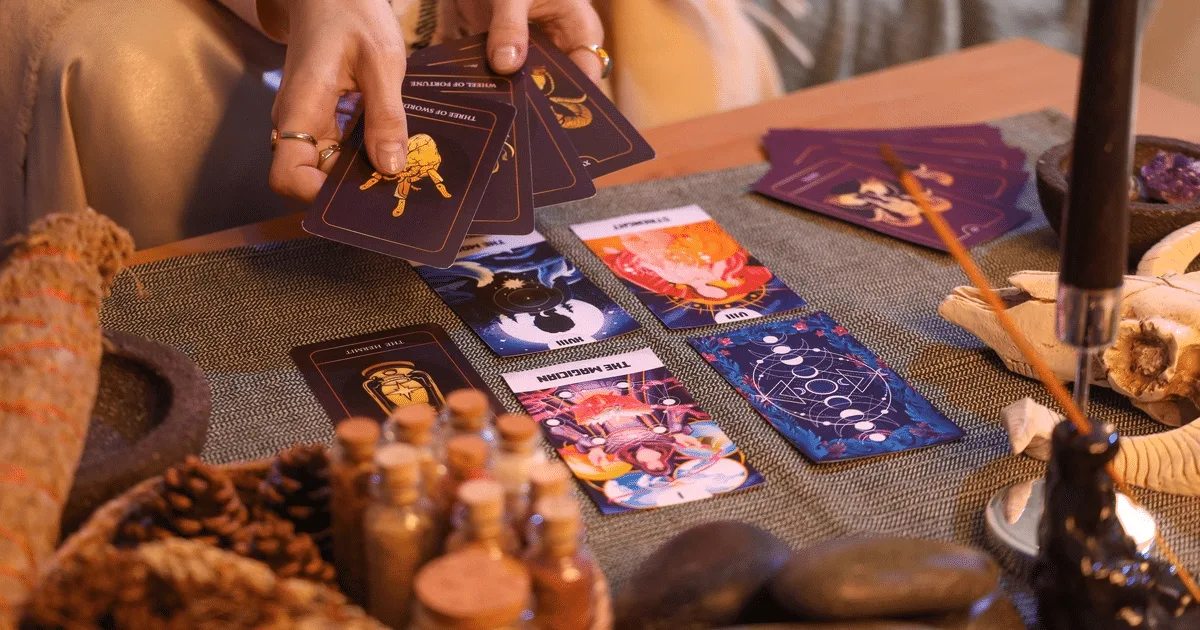 Tarot desta sexta destaca conexões, pausas e escolhas para os signos