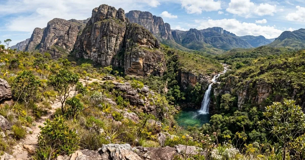 Serra do Cipó reúne cânion, cachoeira e campos rupestres em Minas Gerais