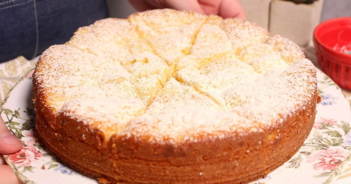 Bolo sonho sai do forno com recheio de creme