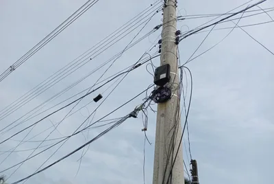 Mutirão semanal busca retirar cabos irregulares de vias públicas