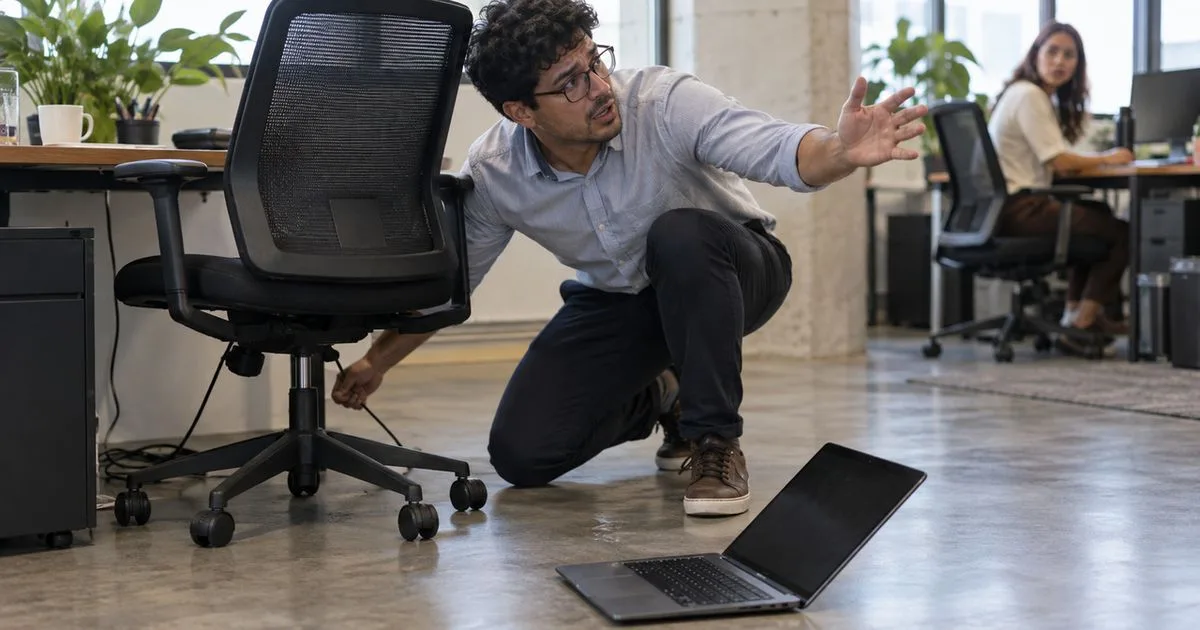 Desconto por notebook danificado exige análise do contrato e do prejuízo